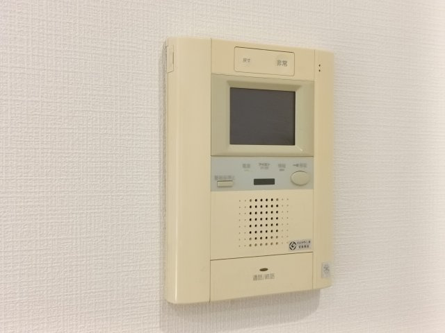 【TVモニター付きインターフォン】　訪問者の顔を見ることができるので、安心してドアを開けられます。