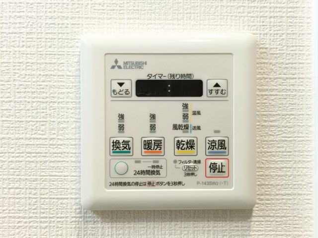 【浴室乾燥機】　冬場の冷え込む浴室をあたためたり、梅雨時の洗濯物を乾かしたりと、生活に便利な設備を備えております。