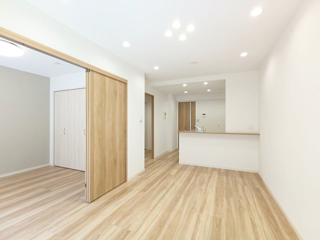 【LDK約11.0帖】　明るい雰囲気のリビングは家族の笑い声が聞こえてきそうな程、心地の良い空間を演出してくれます。