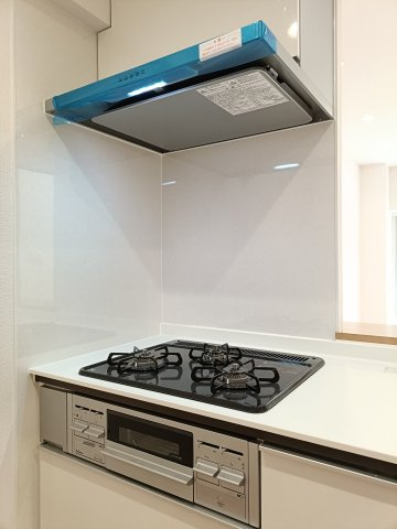 【3口コンロ】　3口コンロ、グリル付きでお料理のレパートリーも増えそうです。