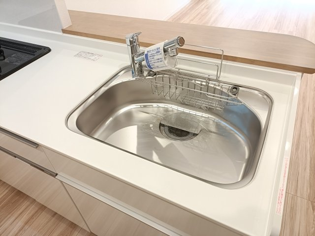 【シンク】　食器洗いもはかどる広々としたシンク。