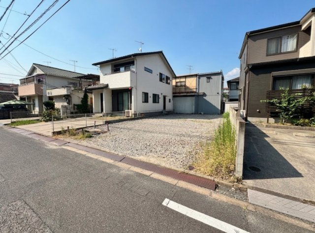 道路側から敷地全体の形状や間口を確認できる一枚。43.94坪の整形地で、間口を活かした建物配置や駐車スペースなども検討しやすい土地です。周辺には住宅を中心とした落ち着いた街並みが広がります。