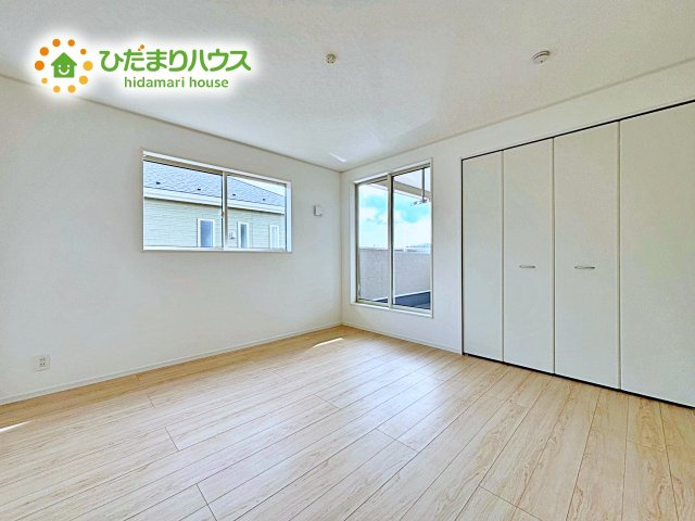 バルコニーに面していて、たっぷり光りの入る明るい主寝室です！