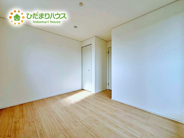 質の良い睡眠で一日の疲れを癒す空間で気持ちの良い一日のスタートを切ることができます。バルコニーへ出入りでき、洗濯物干しや布団干しもラクラクです。
