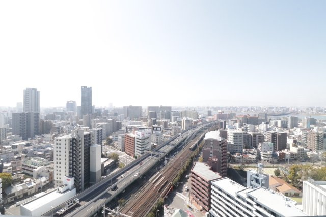 【スカイラウンジからの展望】まるで非日常な世界！都市の景観と一体となった、タワーならではの寛ぎ！