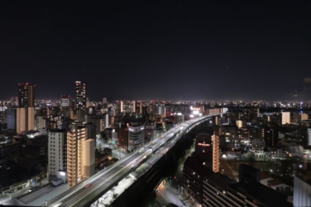 【スカイラウンジからの展望】眼下に広がるダイナミックな眺望。大きな道路は、阪神高速です。