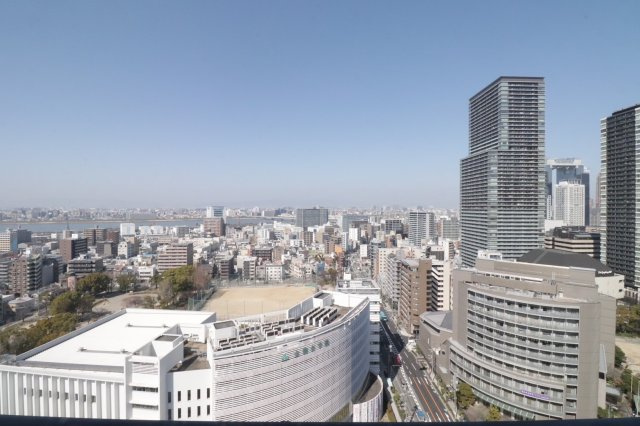 【スカイラウンジからの展望】北方向の眺望です。淀川の向こうまで見渡すことができます。