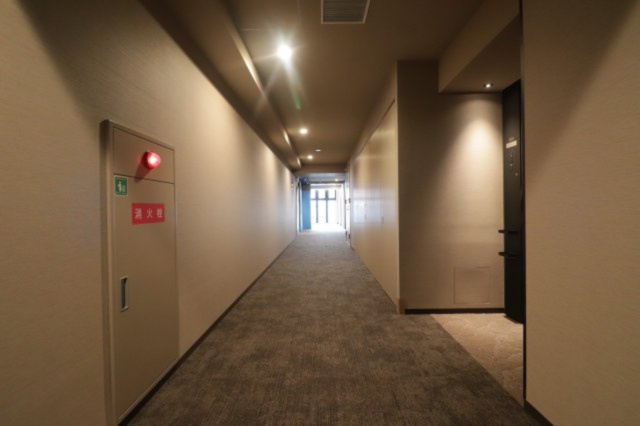 【共用廊下】私邸へと続く共用廊下は、ホテルライクな内廊下設計です。エアコン完備で快適です！