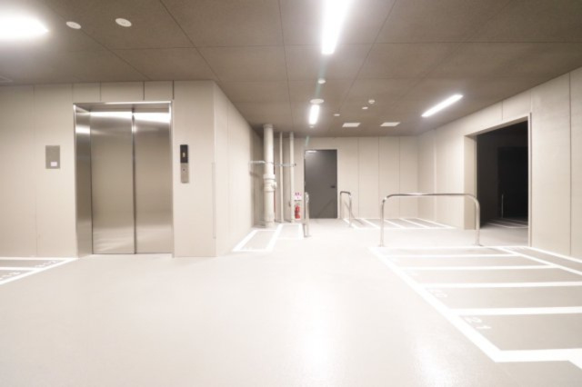 【駐輪場】屋内なので、愛車が風雨にさらされることもありません。しっかりと整備されたきれいな駐車場！