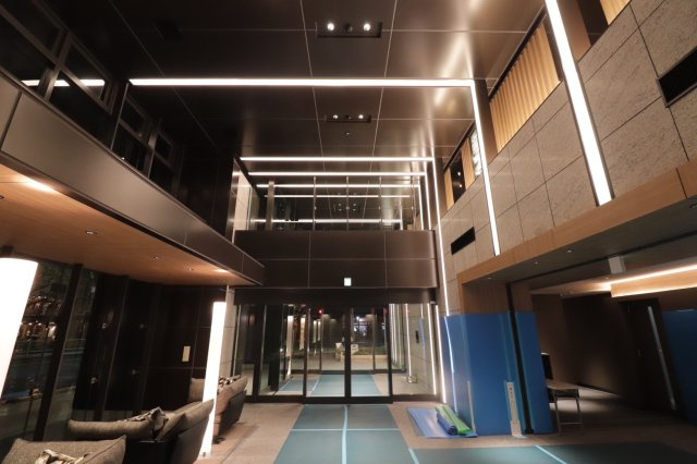【エントランスホール】開放的な二層吹き抜け。天井高約5700ｍｍの、豪華なエントランスホールです！