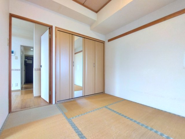 押入の扉をクローゼット扉に交換済