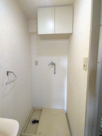 洗濯機置き場（上部につり戸棚あり）