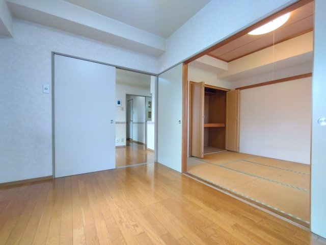 明るい洋室6帖