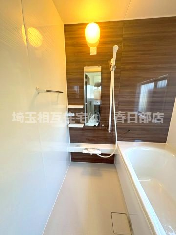 落ち着いた雰囲気でゆったりくつろげるバスルーム。