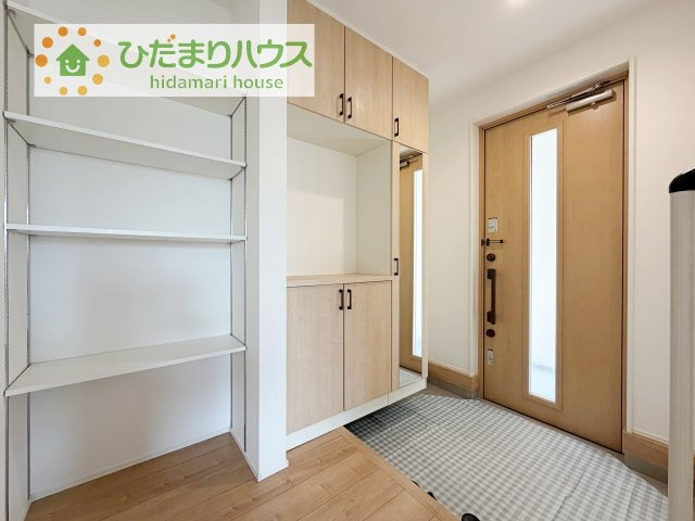 毎日「行ってきます」「ただいま」をいう玄関は明るく光が差し込みます♪