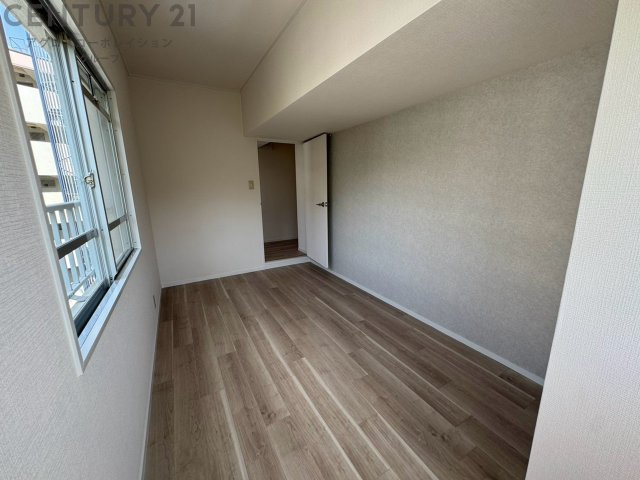 子供部屋…創造性や成長を促す遊びの空間を提供。学習や趣味に集中できる環境を整えます。個別のプライベートスペースは自己表現と自立心を育み、心地よい睡眠環境を整えリラックスできる場所を提供。