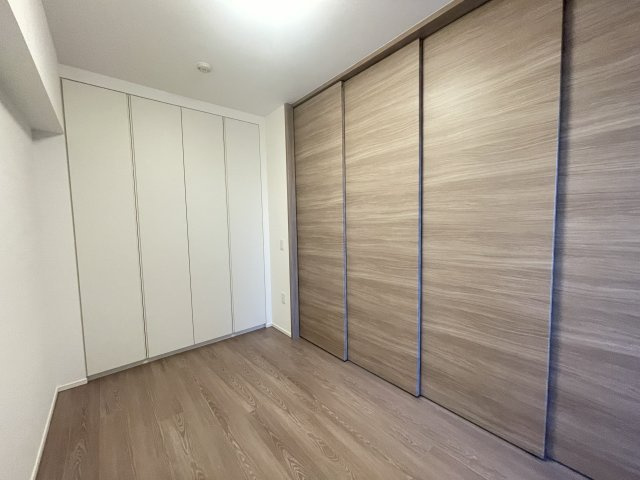 リビング奥の洋室です。　全居室に収納スペースがございます。