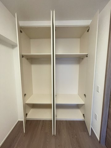 リビング奥の洋室です。　全居室に収納スペースがございます。