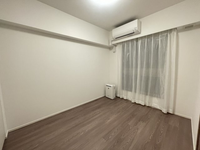 玄関から右側5帖の洋室です。　全居室に収納スペースがございます。