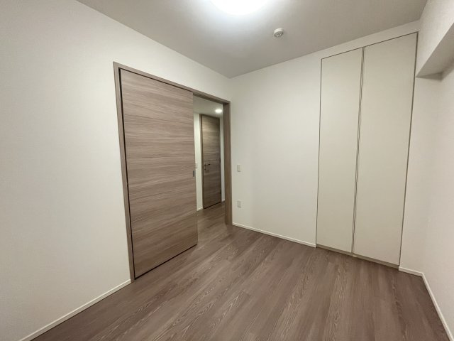 玄関から右側5帖の洋室です。　全居室に収納スペースがございます。