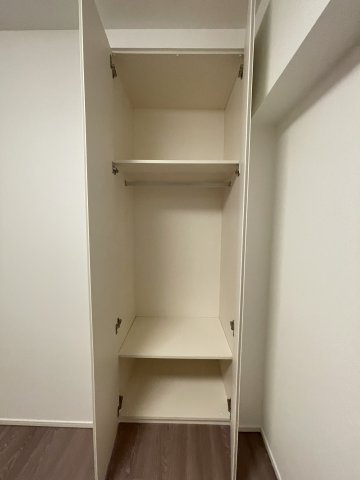 玄関から右側5帖の洋室です。　全居室に収納スペースがございます。