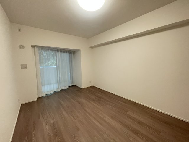 玄関から左側9.2帖の洋室です。　全居室に収納スペースがございます。