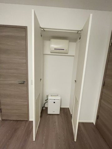 玄関から左側9.2帖の洋室です。　全居室に収納スペースがございます。