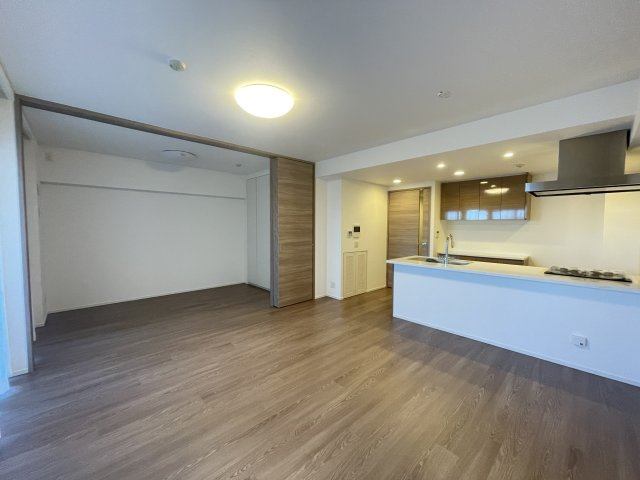 LDKが15帖と開放感があります。さらに奥の居室を含めれば18帖と広々した空間になります。　