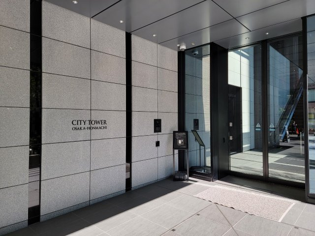 【エントランス】穏やかな光に包まれています。トリプルオートロックシステムでセキュリティ面も安心！