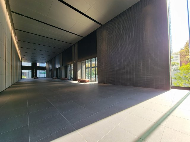 【グランドエントランスホール】現代的な美術館をも思わせる、落ち着きと気品あふれる壮大な空間です！