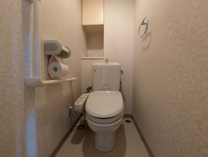 独立したトイレスペースは、シンプルですっきりとした造り。温水洗浄機能付き便座を備え、上部には収納スペースも設けられています。トイレットペーパーや掃除用品などを収納でき、生活感を抑えて使用できます。　