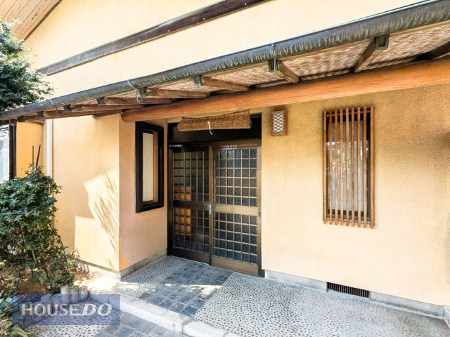 大きなポーチで雨の日も安心ですね！