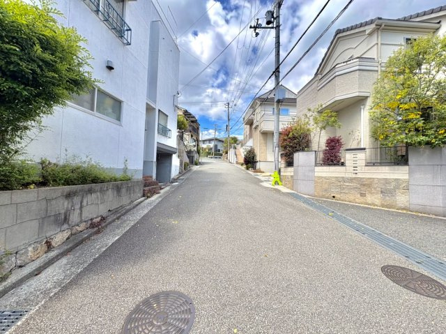 東側全面道路です。　約6ｍ以上ありますので開放感があり、駐車もしやすいのではないでしょうか。