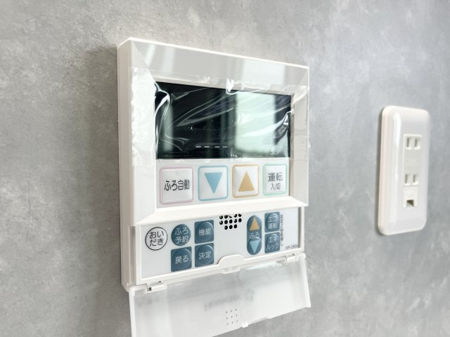 給湯リモコンを設置。キッチンからお湯張りや追い焚きなどの操作ができ、毎日の入浴準備をスムーズに行えます。