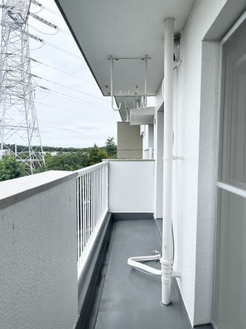 奥行きのあるバルコニー。前面には緑も感じられ、室内から気軽に外の景色を楽しめます。洗濯物を干せる物干し金物も備わっています。