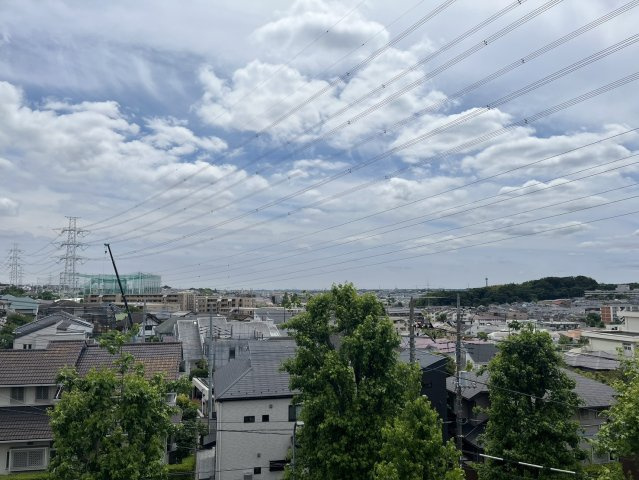 4階部分ならではの開放的な眺望。遠くまで見渡せる景色が広がります。