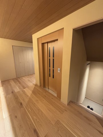 室内にはエレベーターを設置しています