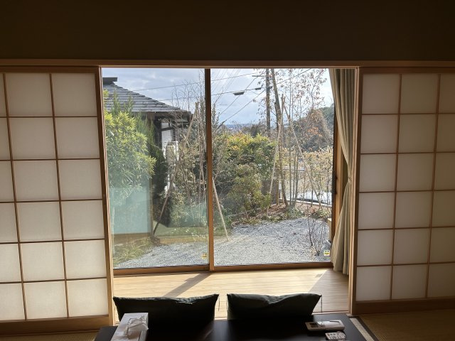 縁側には日の光が差し込みゆったりとした時間を過ごせます