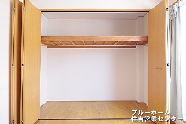 洋室一面のクローゼットで収納力あります！
