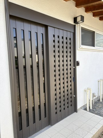 玄関扉を開けると、木目調の上がり框が正面にあります