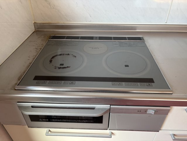 フラットな天板のIHクッキングヒーターを設置しています