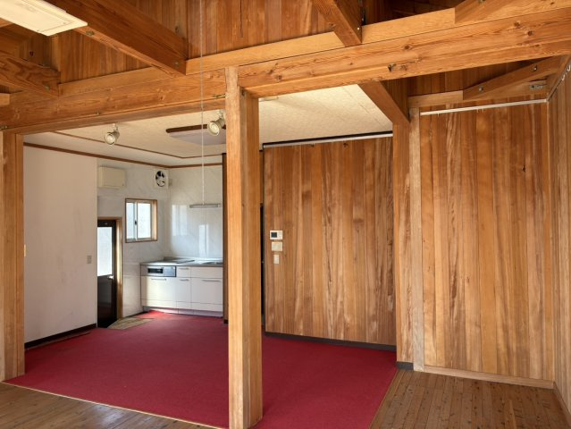 壁面に三菱電機製の電気温水器「DIAHOT」が設置されています