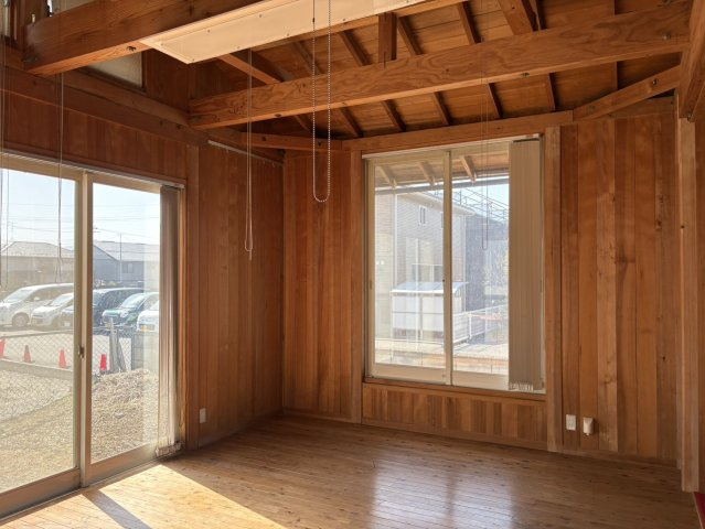 木の質感を活かした柱や梁が露出したデザインの室内です