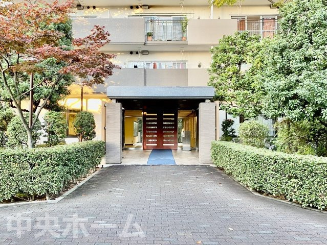 【エントランス】マンションのエントランスは、その物件の印象を決める、顔とも言える場所です。毎日通る場所ですからきれいなのが一番です。エントランス内はオートロックですので暮らしの安全も確保されています。
