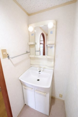 独立洗面台、小物を置くことができて便利です