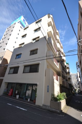 南側と東側外観［南東の角地に立地！共に区道で、幅員は東側4．04ｍ、南側10．95ｍです！修繕積立金総額3259万円　借入金無し　2026年7月時点、重要事項調査報告書に記載の内容です。］