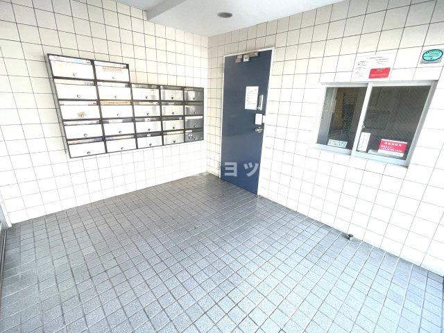 ロビーとは玄関に続く通路を兼ねた広間。共用部分になります。