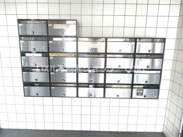 エントランス付近に設置されている郵便受けになります。