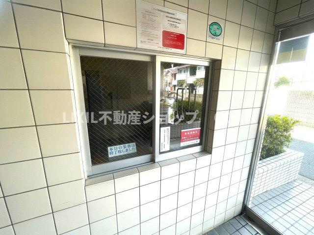 受付はマンションコンシェルジュがいる場合もあれば、管理人が滞在する小部屋を総称して呼ぶことがあります。