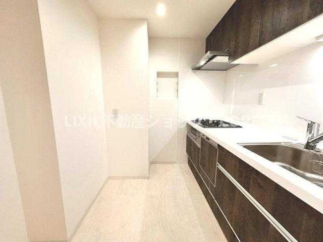 沢山の調理器具や調味料が収納でき、大きな流しもついてます　毎日のお料理が楽しみです。